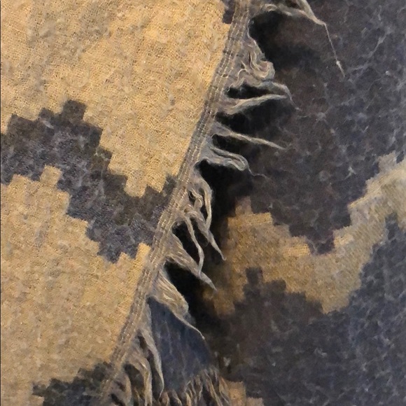 Aritzia Blanket scarf - Picture 2 of 4